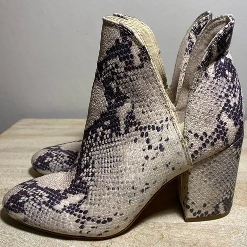 Steve Madden  “Rookie” 8.5 grey faux snakeskin ankle boogie. Slip on. 3.5 heal