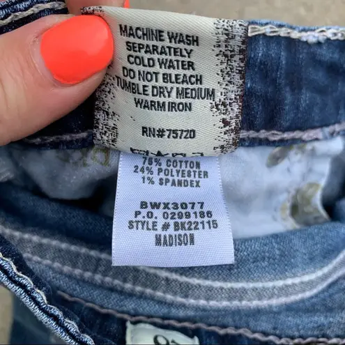 BKE Madison embellished embroidered jean shorts Size 26 Stye BK22115