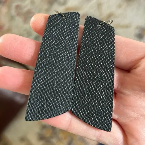 Nickel & Suede Flint Gem Lightweight Leather Earrings Unicorn EUC Black Textured