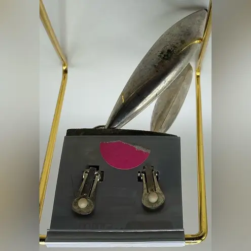 A Rare Vintage Pair Of The Wild Pair Wild Things 90’s Dangle Clip Earrings Gold