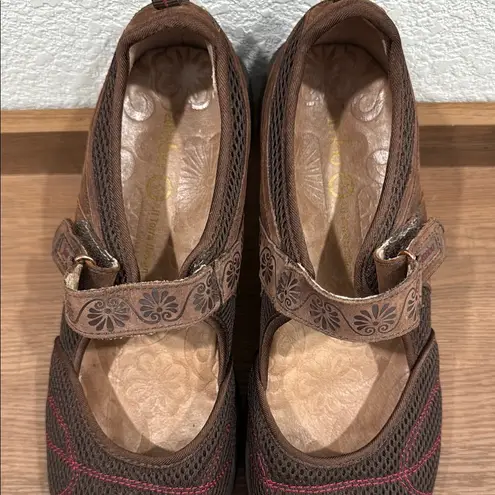 Jambu Brown and Red Sandals with Adjustable Strap