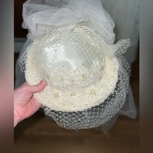 Elegant Vintage 1980s Ivory Lace Tea Length Wedding Gown & Hat Veil! Size 8