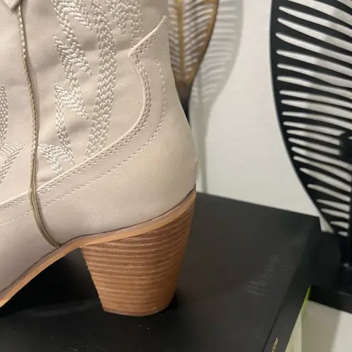 Very Volatile Women's Cream Western Ankle Boots by  Size 10 thumbnail 3