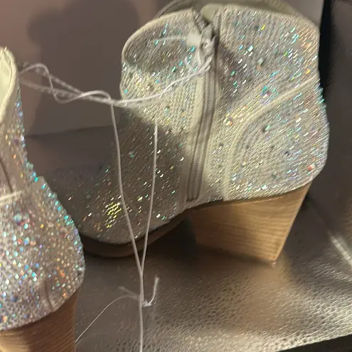 Very G Fashion boots . Size 10. 3 inch heels. They’re absolutely gorgeous