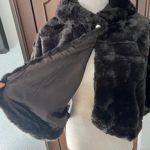 Nina Leonard Collared Cap Sleeve One Button Closure Faux Fur Cape