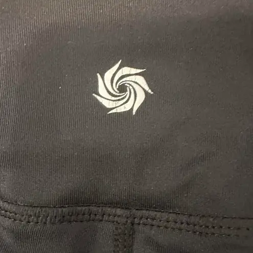 Plus Size 1X Black and pink athletic capri yoga leggings