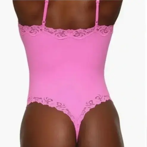 SKIMS Fits Everybody Lace Cami Bodysuit in Neon Orchid - Pink Size L