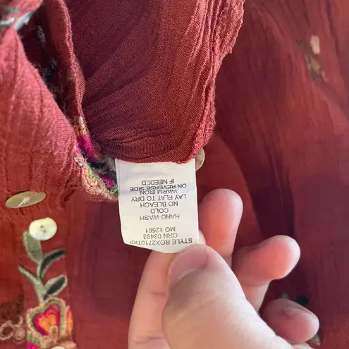 FIG AND FLOWER BRAND Women's top with a button