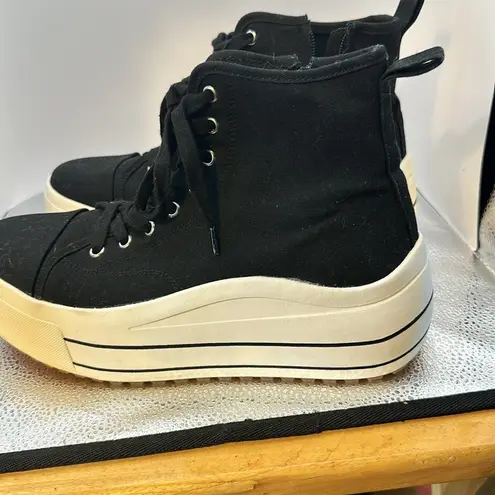 Coconuts by Matisse Coconuts size 9. They appear to be new. Very cute shoes with a tie and zipper