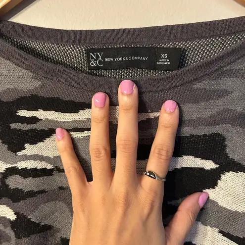 New York & Company Camouflage Crewneck Sweater Gray and Black Size XS