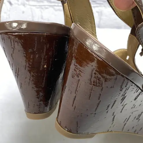 Tignanello Patent Leather Wedge Sandals 10 Open Toe Buckles Straps Tan Brown