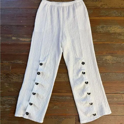 IC Collection White Crinkle Button