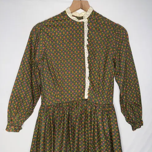 Handmade Vintage Prairie Dress Bonnet w Lace Eyelet Detailing Long Sleeve Floral