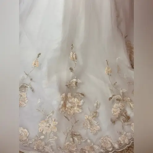 Ennzoani Ariel Elegant White Strapless Gown with Floral Embroidery Size 4