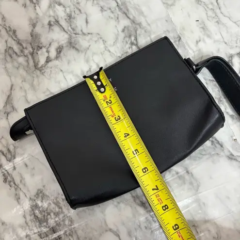 Disney Mickey and Minnie Black Wristlet  zip close small travel collectable