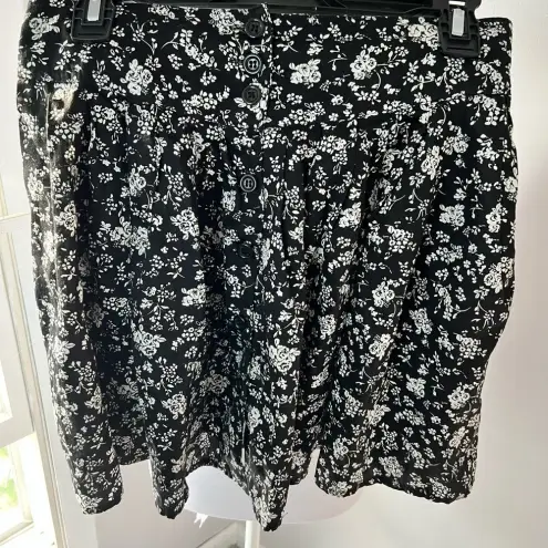 Forever 21  floral flowy skirt black‎ and white size m