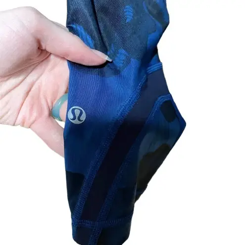 Lululemon  Run Inspire Crop II Jumbo Inky Floral‎ Blue Black Size 4