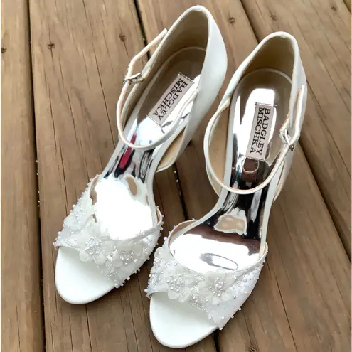 Badgley Mischka Beautiful embellished satin/ bead dressy sandals 💖💖💖