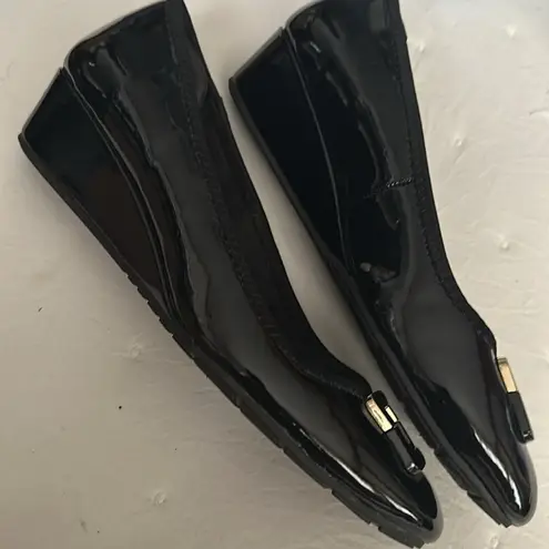 Bandolino Women's Tad Wedge Pump Faux Buckle Dress Shoes Shiny Black Size 9.5