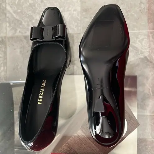 Salvatore Ferragamo Ferragamo Anz Vara Bow Pump in Black, Size 7 New in Box