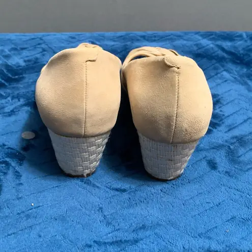 Women's Michelle D Beige Heels Size 8.5M White