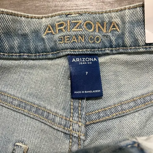 Arizona Jeans Arizona jean company nwt denim shorts size 7 hi-rise mom 2.5”inseam