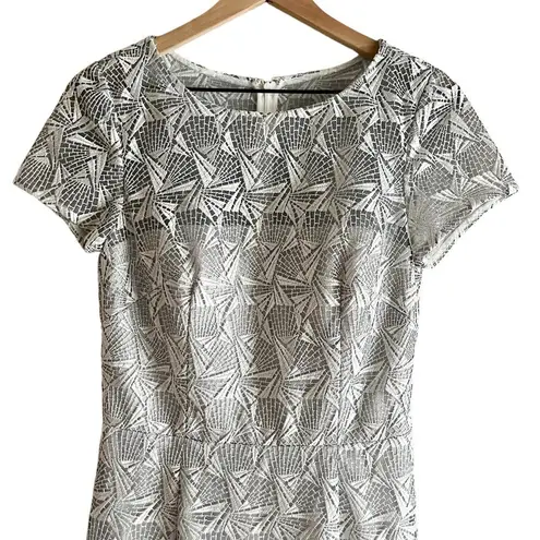 David Meister Lace Overlay Sheath Cocktail Dress in Metallic Silver Geo, Size 6