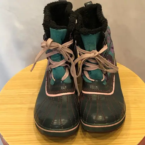 Sorel  women’s green printed winter boots size 7