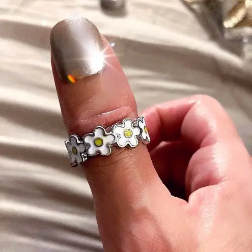 Large White Floral sunflower Thumb band/ring. Silver