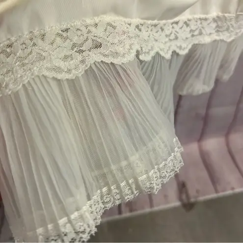 Vintage "Movie Star" white lace pleated midi slip USA made size 34 short nylon