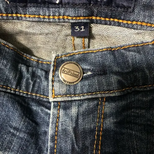 Driftwood floral embroidered distressed jeans women’s size 31 measures 34 x 29”