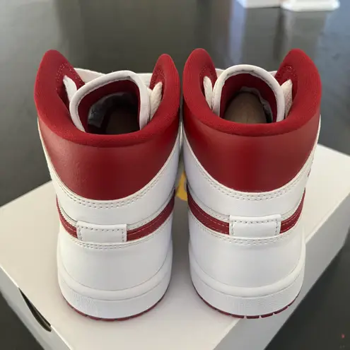 Nike NIB  Air Jordan 1 Mid White Pomegranate