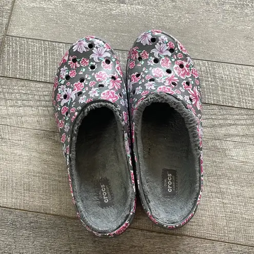 Crocs Size 9 Grey and Pink Floral Fleece Lined Clog Shoes