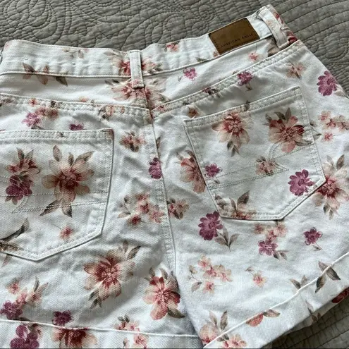 American Eagle ✨  Women White Pink Floral Denim High Rise Mom Shorts 4