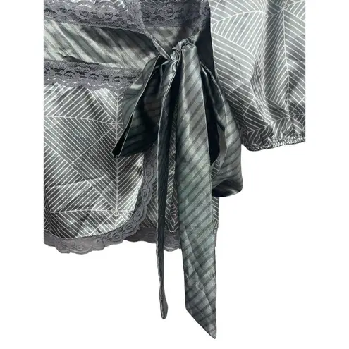 Capacity Unlimited Gray Spiderweb Like Design Lace Trim Wrap Satin Feel XL Top