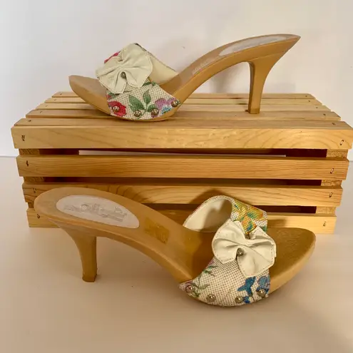 Vintage Tan/White Trendy Wood Mimic Heels Floral Sandals Tan Size 6
