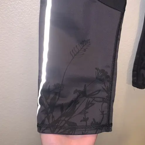 Decathlon black trail running cropped butterfly print athletic leggings Size M