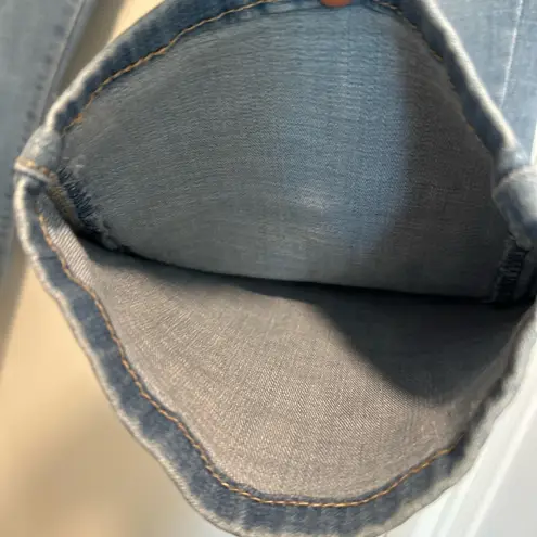 Lee  Women’s Sz: 34 311 Shaping Skinny Capri. Medium Wash. Stretchy. 5 Pockets.