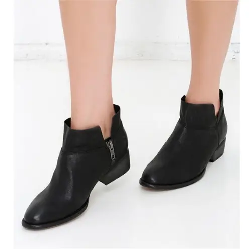 Seychelles Snare Leather Ankle Boots in Black