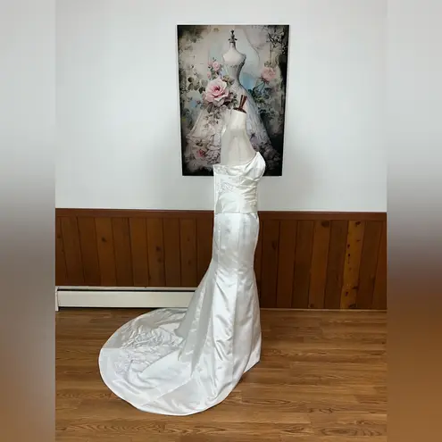 None Beautiful New Boutique Wedding Gown from the U.K.