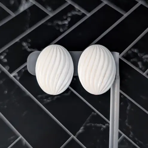 Vintage Clip On Earrings Retro Stylish Ridged Oval Off White? Large White