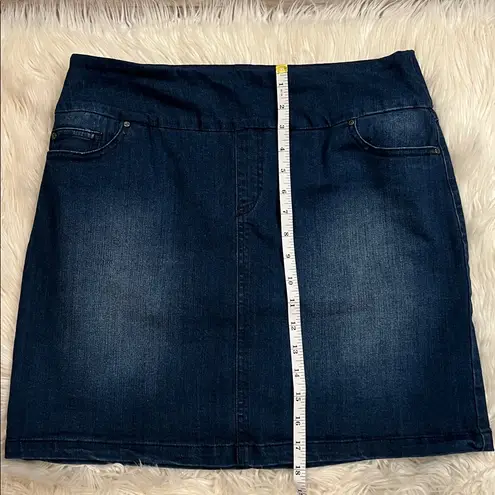 S.C. & Co stretch denim pull on mini skirt skort with tummy control M Blue Size M