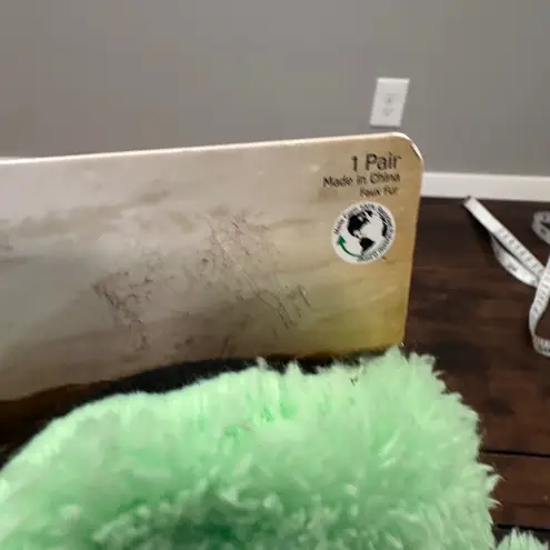 Star Wars The Mandalorian Fuzzy Babba Slipper Socks Women Size 8 /10 M/L Green