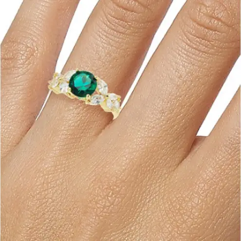 Charter Club NWT
Gold-Tone Green Stone & Crystal Marquise
Cluster Ring.
