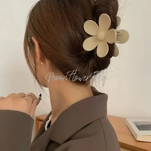 Chic Matte Flower Large Hair Claw Clip Set