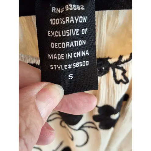 Liv Los Angeles Womens Sz S Black/White Embroidered Flowers Ruffle Tunic Top White