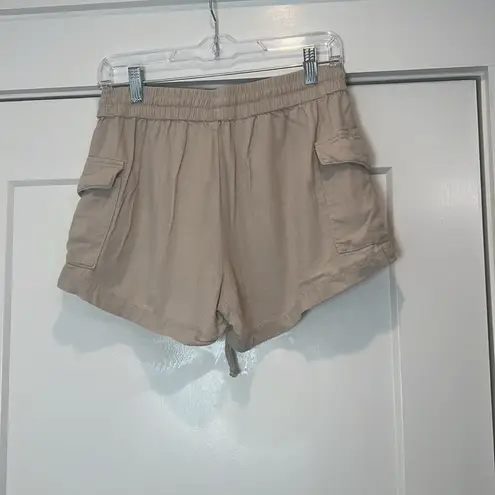 Cali 1850 Tan Cargo Shorts with Elastic Waistband and Drawstring size medium.