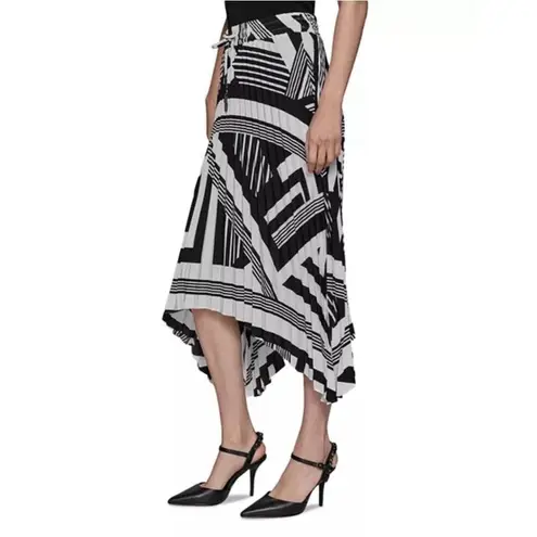 Karl Lagerfeld Paris Geometric Shark Bite Hem Pleated Skirt in Black/White Small