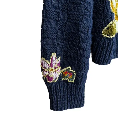 Vintage 80s 90s Navy Hand Knit Sweater w/ Floral Detail & Gold Stitching M/L