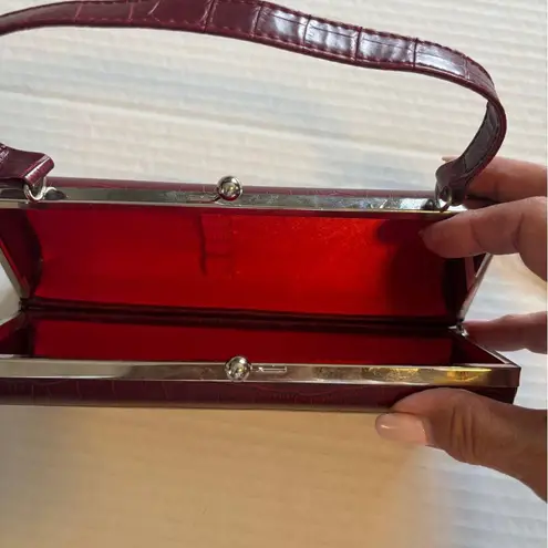 MAROON CROC EMBOSSED VEGAN LEATHER HAND BAG FUN AND FABULOUS KISS LOCK CLOSURE Red